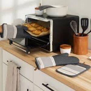 NWT KitchenAid Kitchen Mitt Set, 4-pack 
2 Mitts and 2 Pot holders